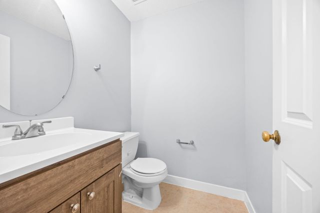 1686 Village Trail E 2, Maplewood, MN 55109