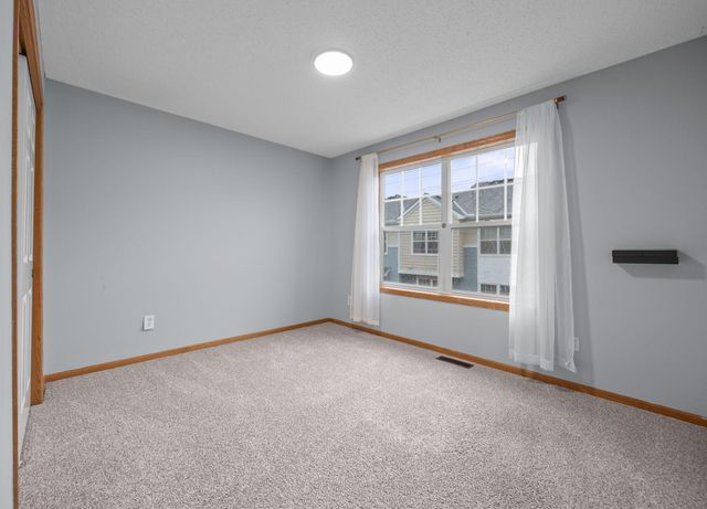1686 Village Trail E 2, Maplewood, MN 55109