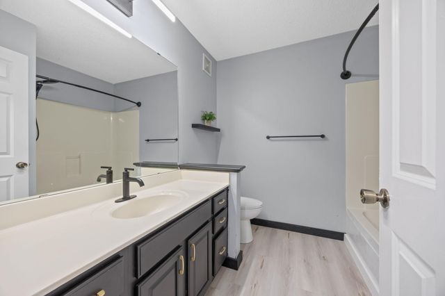 1686 Village Trail E 2, Maplewood, MN 55109