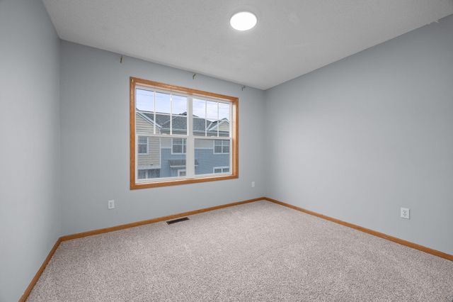 1686 Village Trail E 2, Maplewood, MN 55109