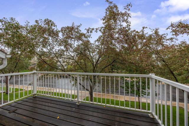 1686 Village Trail E 2, Maplewood, MN 55109
