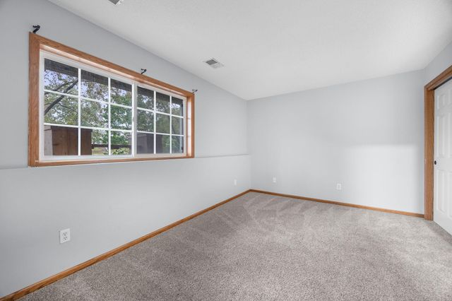 1686 Village Trail E 2, Maplewood, MN 55109