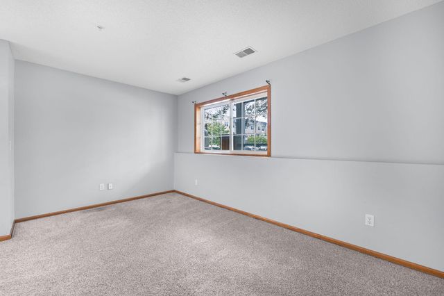 1686 Village Trail E 2, Maplewood, MN 55109