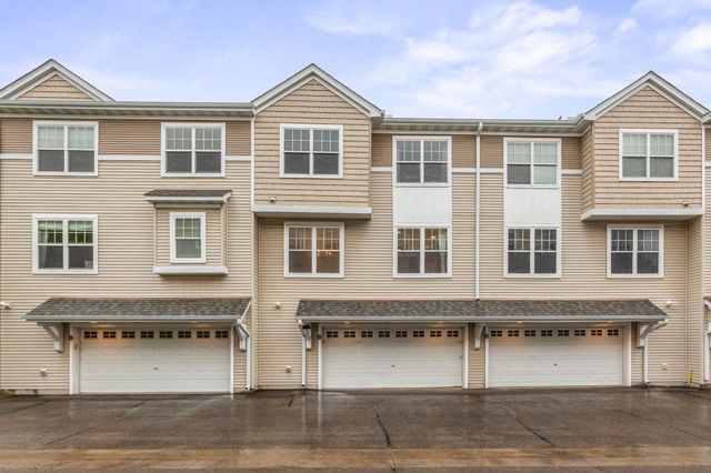 1686 Village Trail E 2, Maplewood, MN 55109