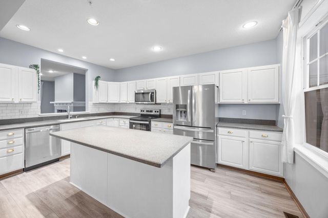 1686 Village Trail E 2, Maplewood, MN 55109