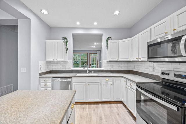 1686 Village Trail E 2, Maplewood, MN 55109