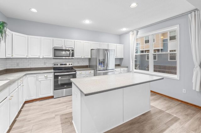 1686 Village Trail E 2, Maplewood, MN 55109