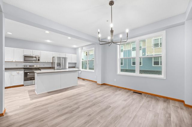 1686 Village Trail E 2, Maplewood, MN 55109