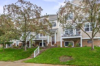 1686 Village Trail E 2, Maplewood, MN 55109
