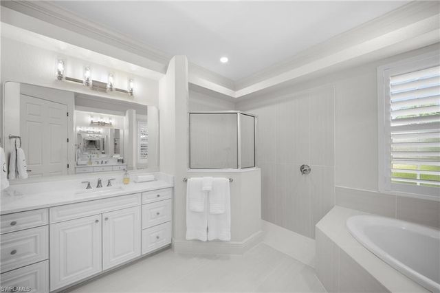 10023 Escambia Bay CT, Naples, FL 34120