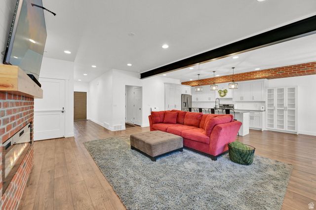 952 W 1910 S, Syracuse, UT 84075