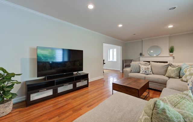 9 Wimbleton Lane, Great Neck, NY 11023