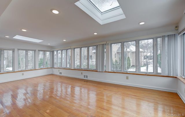 9 Wimbleton Lane, Great Neck, NY 11023