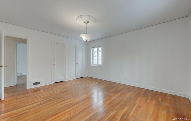 9 Wimbleton Lane, Great Neck, NY 11023