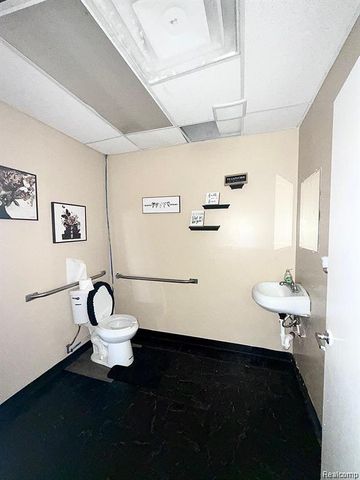 25251 Eureka Road, Taylor, MI 48180