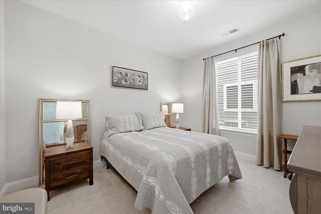 122 FOAM FLOWER DR, Lake Frederick, VA 22630