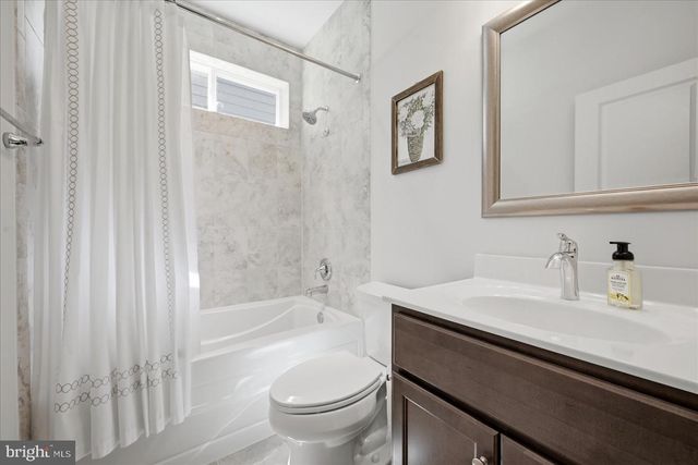 122 FOAM FLOWER DR, Lake Frederick, VA 22630