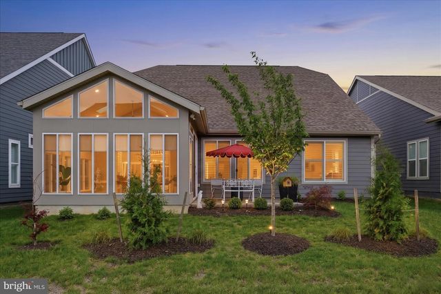122 FOAM FLOWER DR, Lake Frederick, VA 22630
