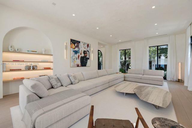 5300 N Bay Rd, Miami Beach, FL 33140