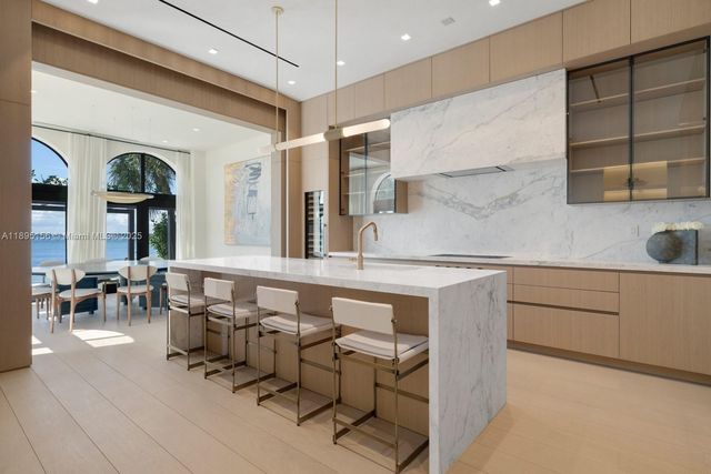 5300 N Bay Rd, Miami Beach, FL 33140