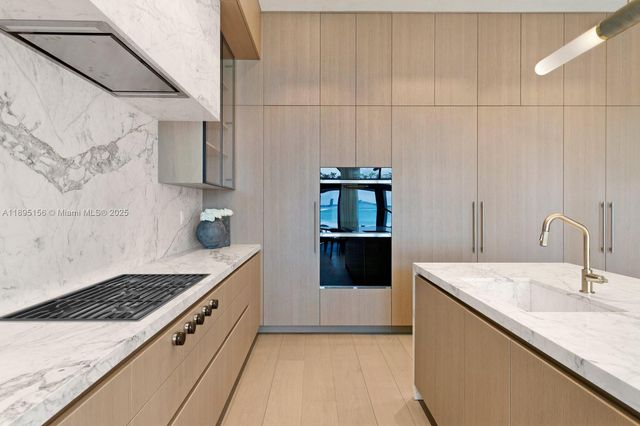 5300 N Bay Rd, Miami Beach, FL 33140