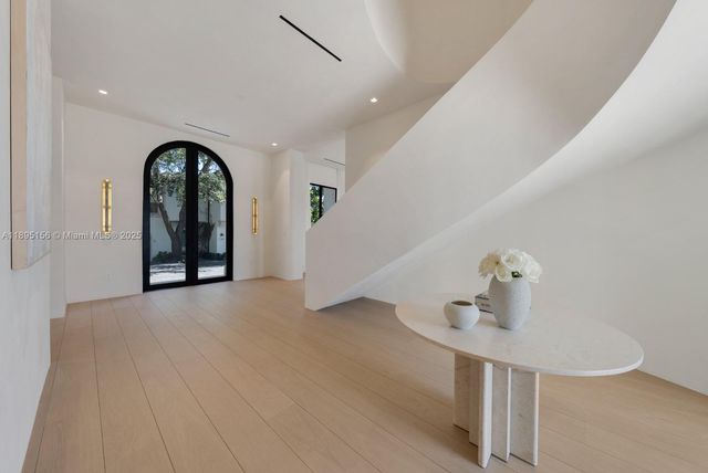 5300 N Bay Rd, Miami Beach, FL 33140