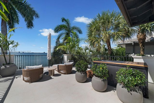 5300 N Bay Rd, Miami Beach, FL 33140