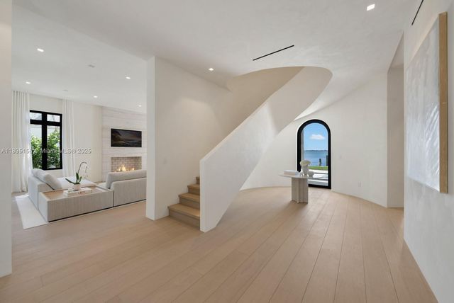 5300 N Bay Rd, Miami Beach, FL 33140