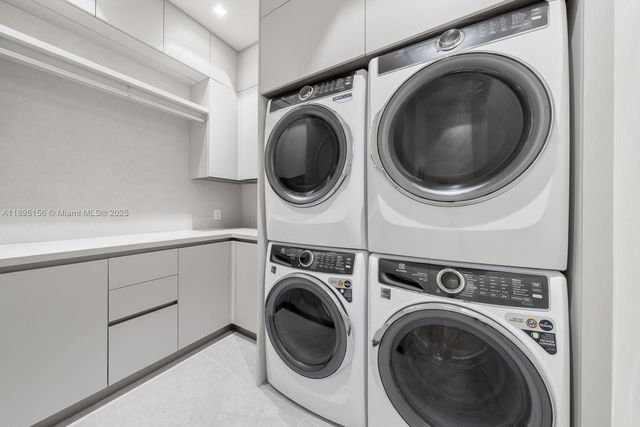 5300 N Bay Rd, Miami Beach, FL 33140