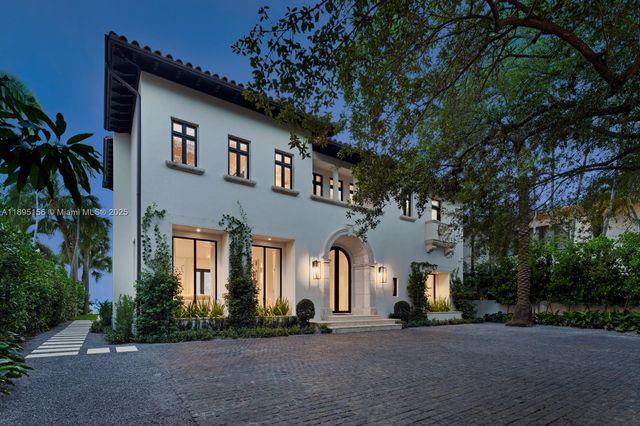 5300 N Bay Rd, Miami Beach, FL 33140