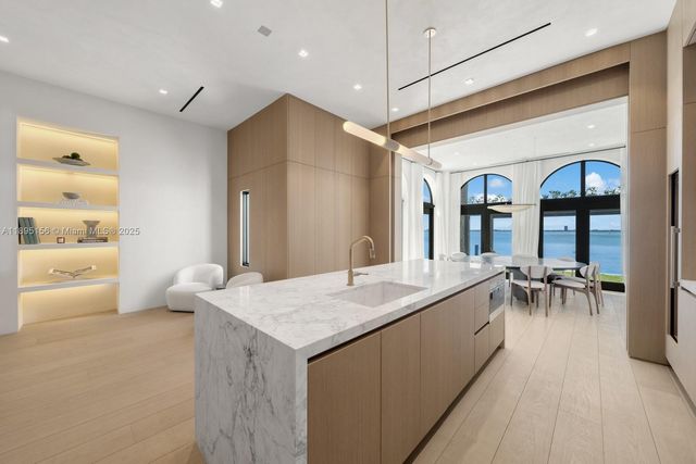 5300 N Bay Rd, Miami Beach, FL 33140