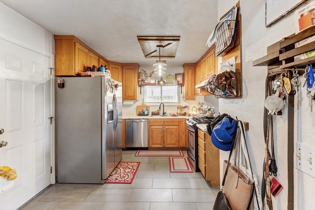 7024 Bear River Dr, Sacramento, CA 95842