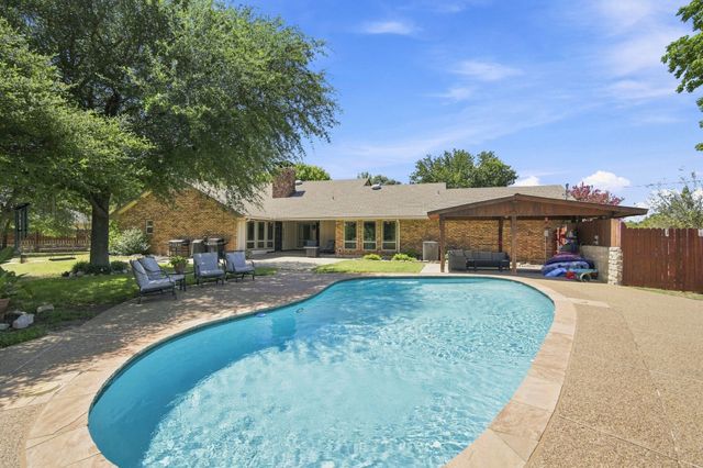 210 Rock Springs Court, Waxahachie, TX 75165