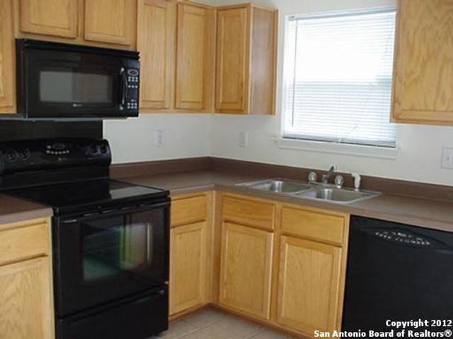 8912 SCARLET CRK, Universal City, TX 78148