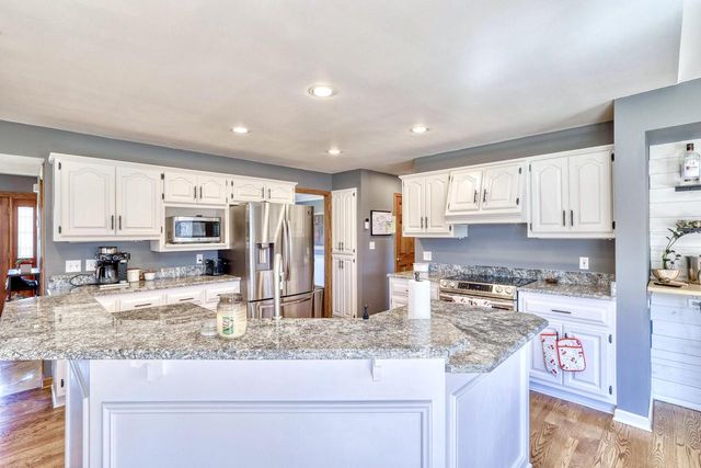 W157N7420 Stonewood CIRCLE, Menomonee Falls, WI 53051