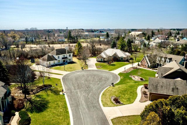 W157N7420 Stonewood CIRCLE, Menomonee Falls, WI 53051