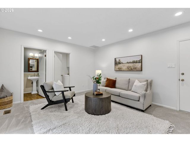 137 DEL PRADO St, Lake Oswego, OR 97035