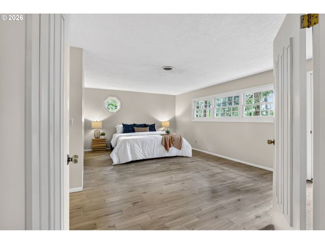 137 DEL PRADO St, Lake Oswego, OR 97035