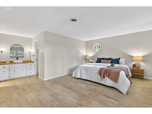 137 DEL PRADO St, Lake Oswego, OR 97035