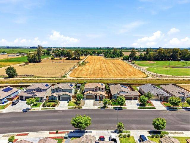 470 Daphne Lane, Lemoore, CA 93245