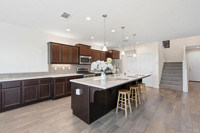 470 Daphne Lane, Lemoore, CA 93245