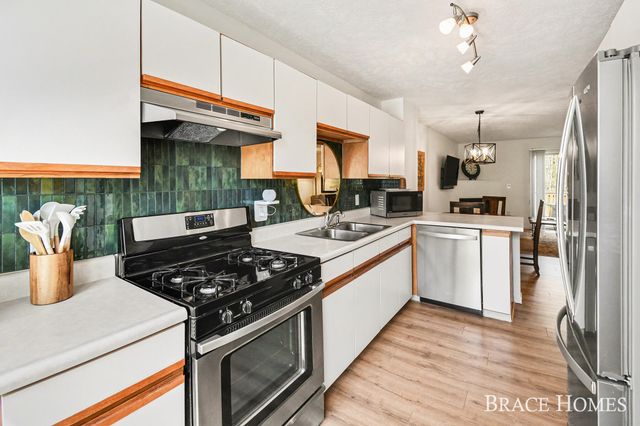 956 Ada Pl Drive Se, Ada Twp, MI 49546
