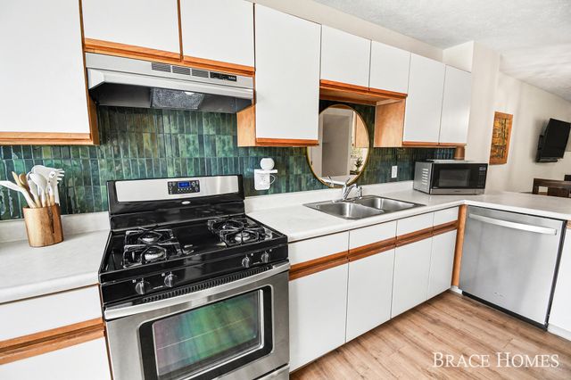 956 Ada Pl Drive Se, Ada Twp, MI 49546