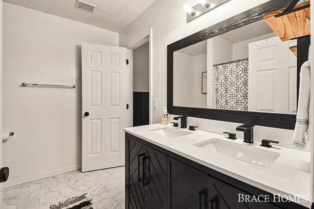 956 Ada Pl Drive Se, Ada Twp, MI 49546