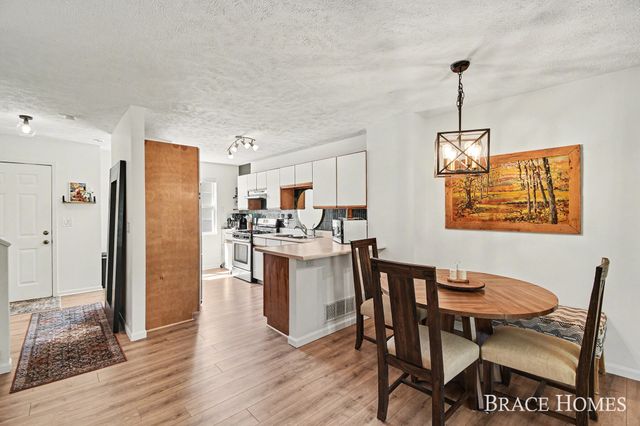 956 Ada Pl Drive Se, Ada Twp, MI 49546