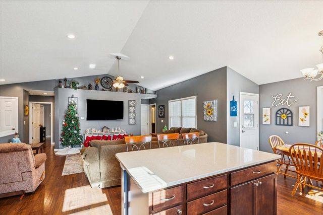 1460 LAWRENCE Avenue, Camanche, IA 52730