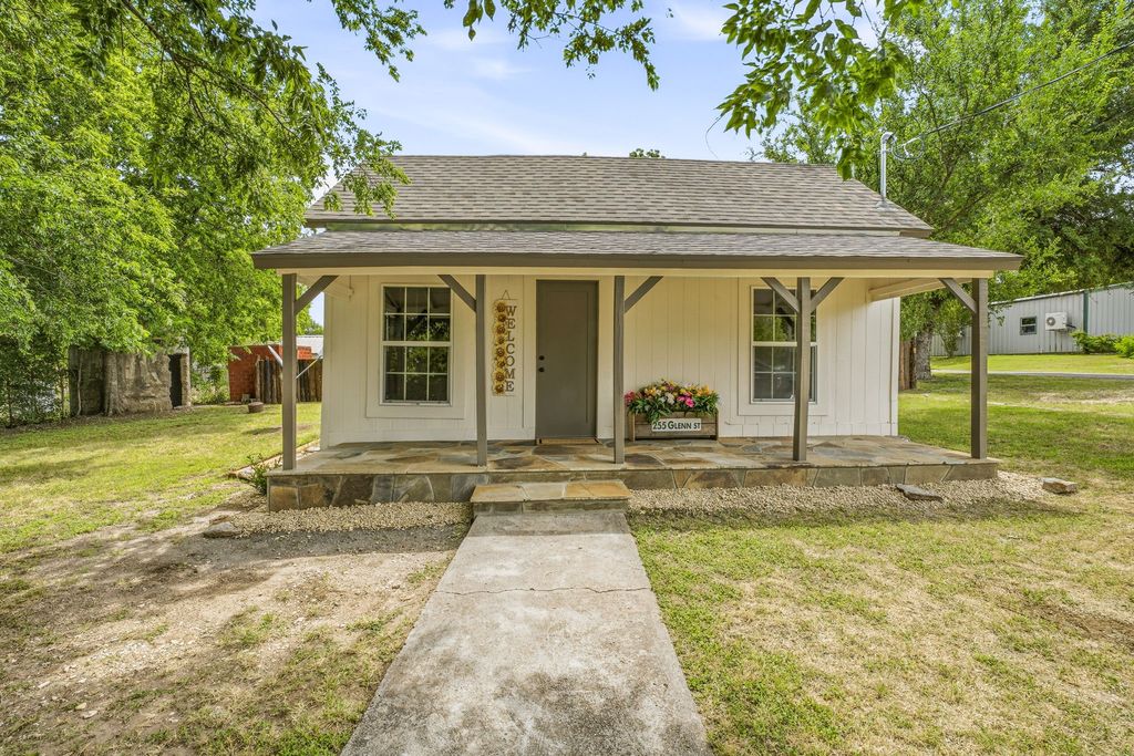 255 Glenn Street, Bluff Dale, TX 76433