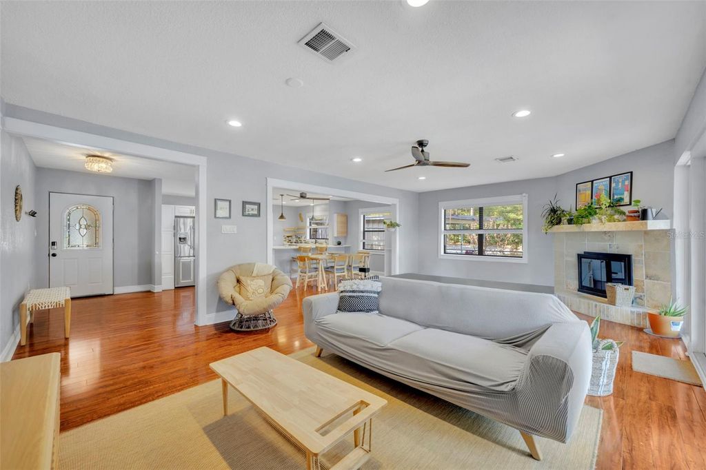 Image 11 of property listing at 1081 LAKE WELDONA DRIVE, Orlando, FL 32806