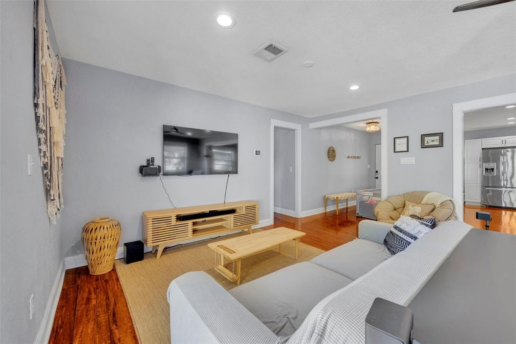 Image 12 of property listing at 1081 LAKE WELDONA DRIVE, Orlando, FL 32806