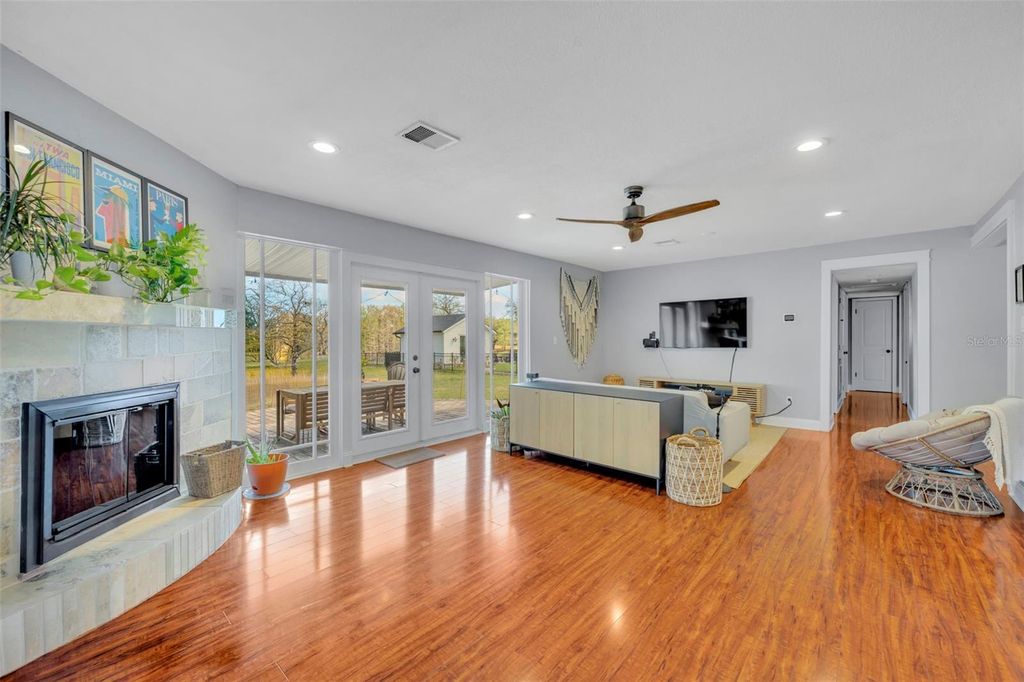 Image 14 of property listing at 1081 LAKE WELDONA DRIVE, Orlando, FL 32806